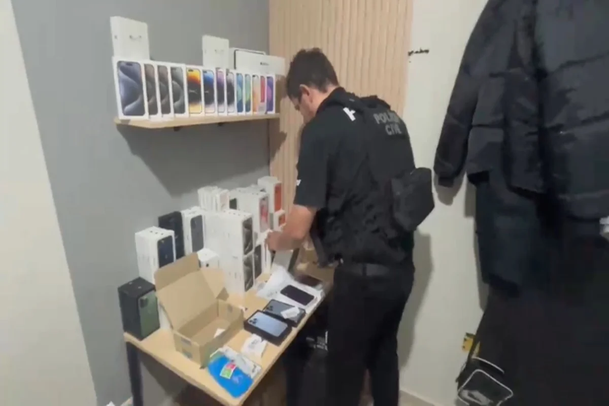 Caixas de smartphones vazias usadas em cenário de falsa loja