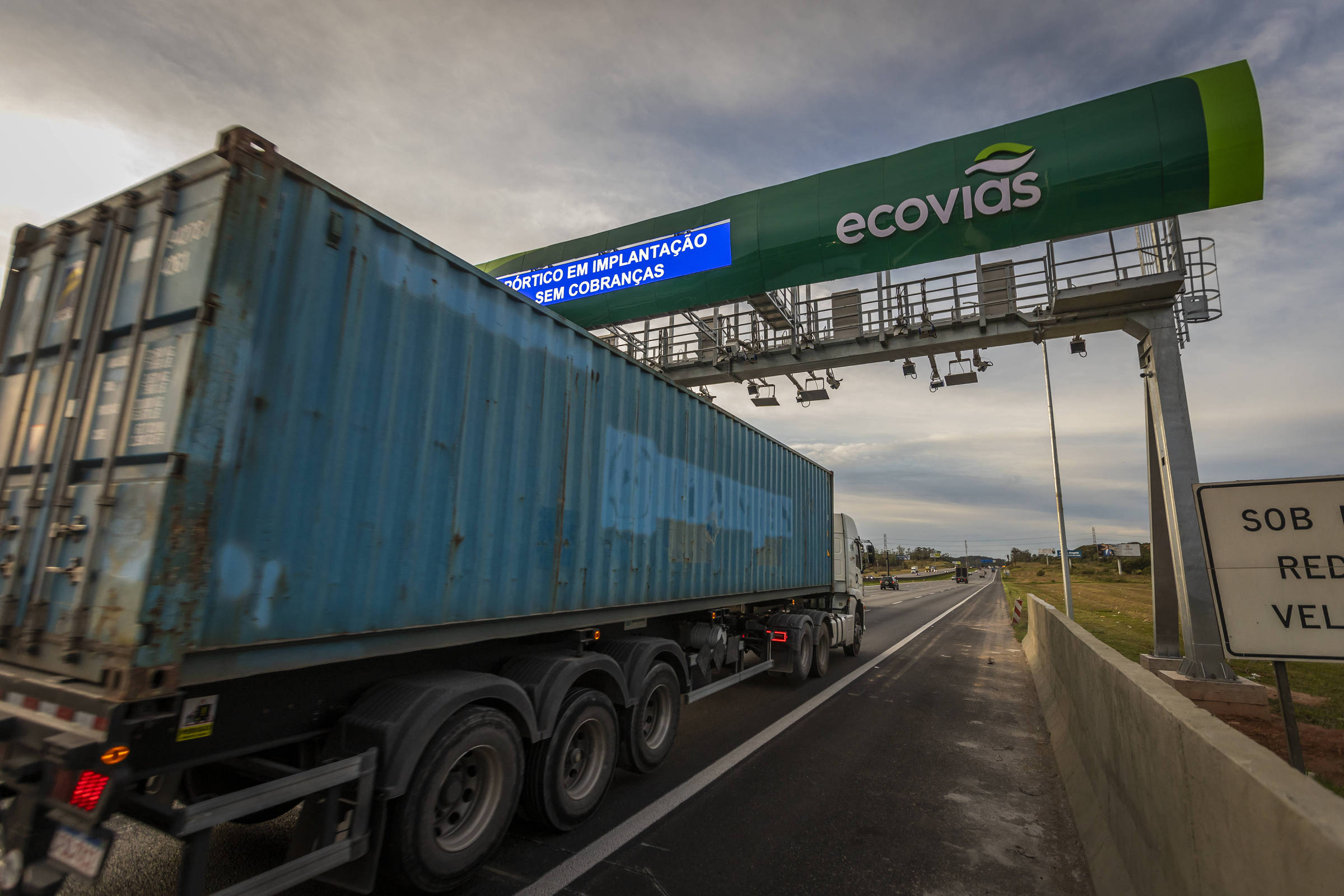 Caminhão passa sob pórtico de pedágio free flow na rodovia dos Imigrantes