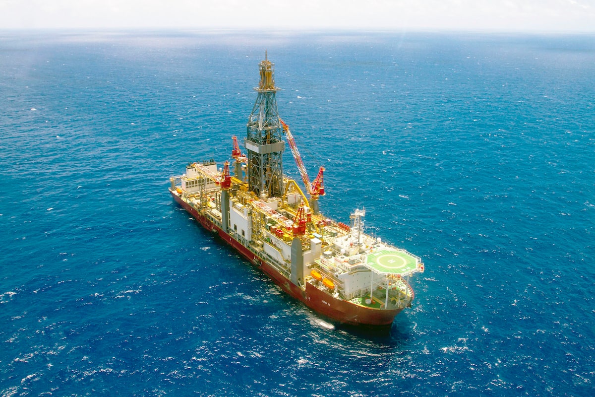 Estrutura de exploração de petróleo em área marítima