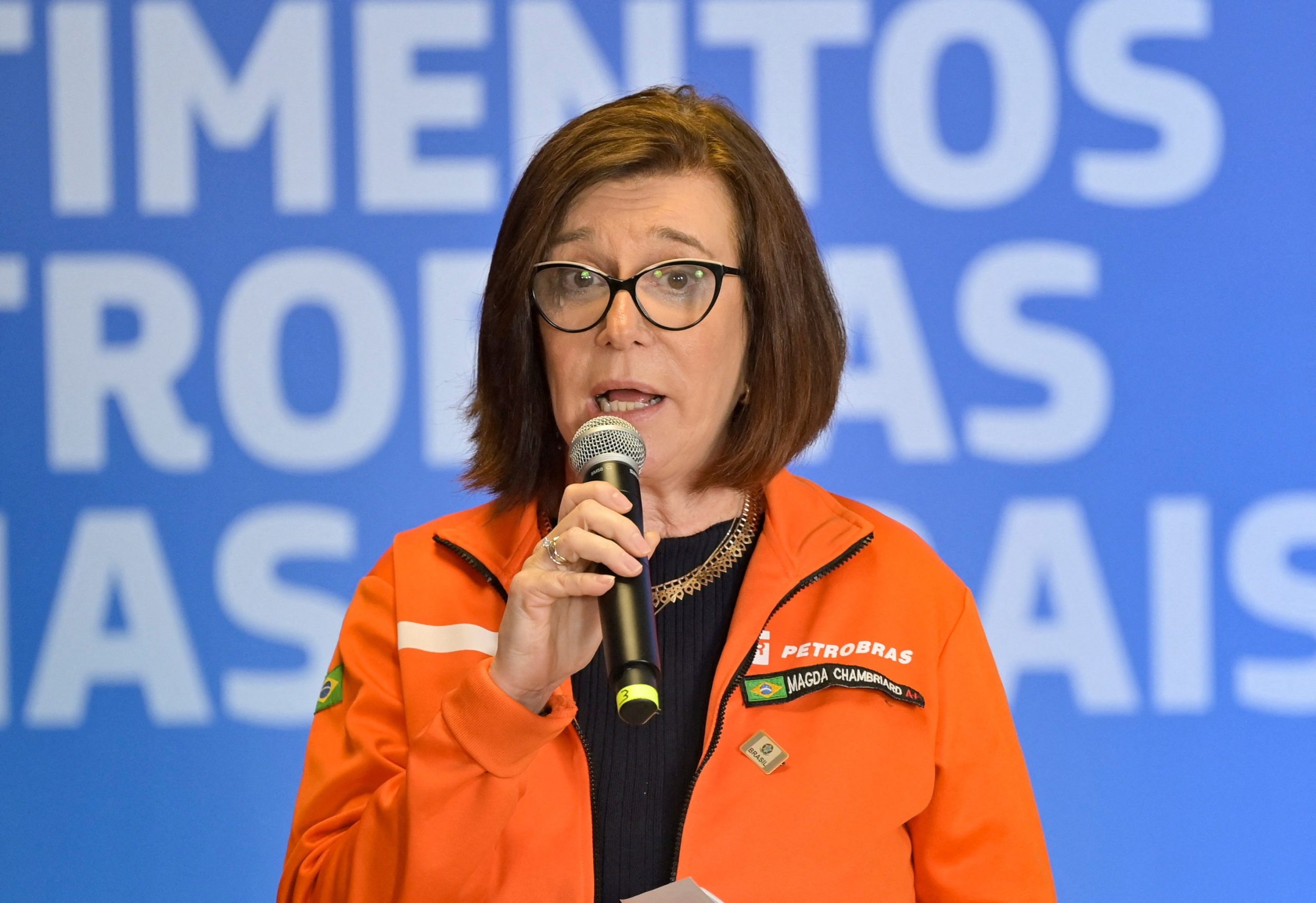 Magda Chambriard em visita à refinaria Gabriel Passos da Petrobras