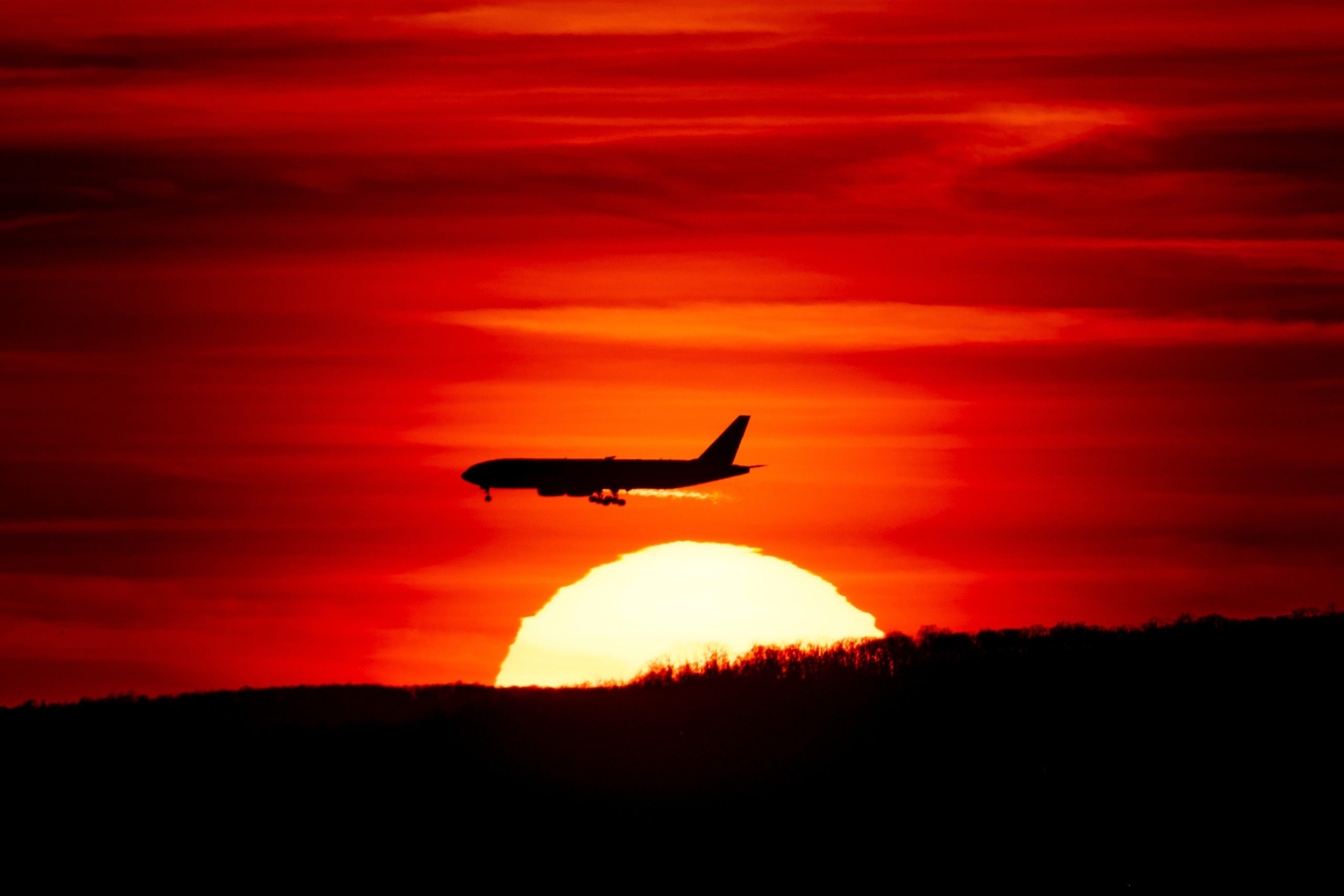 Avião de passageiros em aproximação para pouso ao entardecer