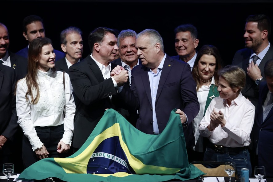 Flávio Bolsonaro e Alfredo Gaspar no anúncio da chapa para as eleições de 2026