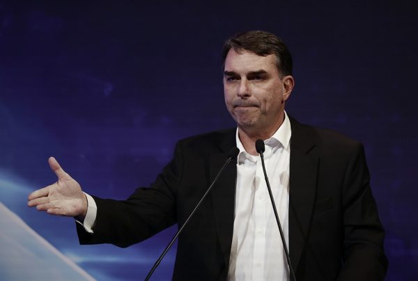 Flávio Bolsonaro em debate da CNI