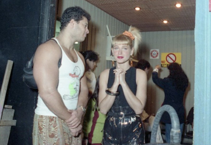 Xuxa ao lado de segurança no Teatro Fênix, no Rio