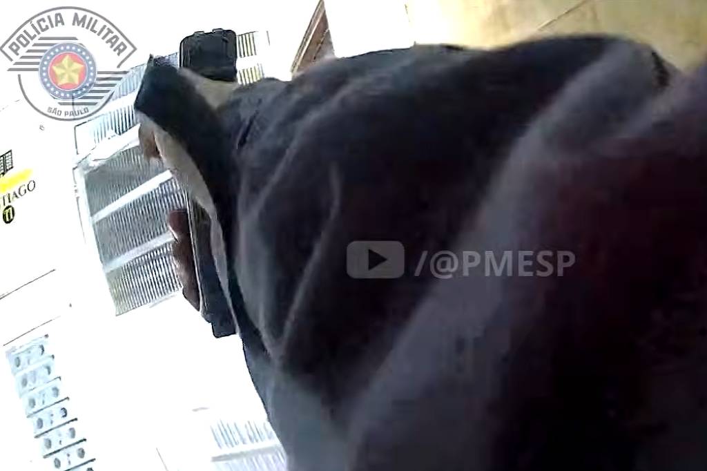 Policial militar empunha arma durante ocorrência com câmera corporal em São Paulo