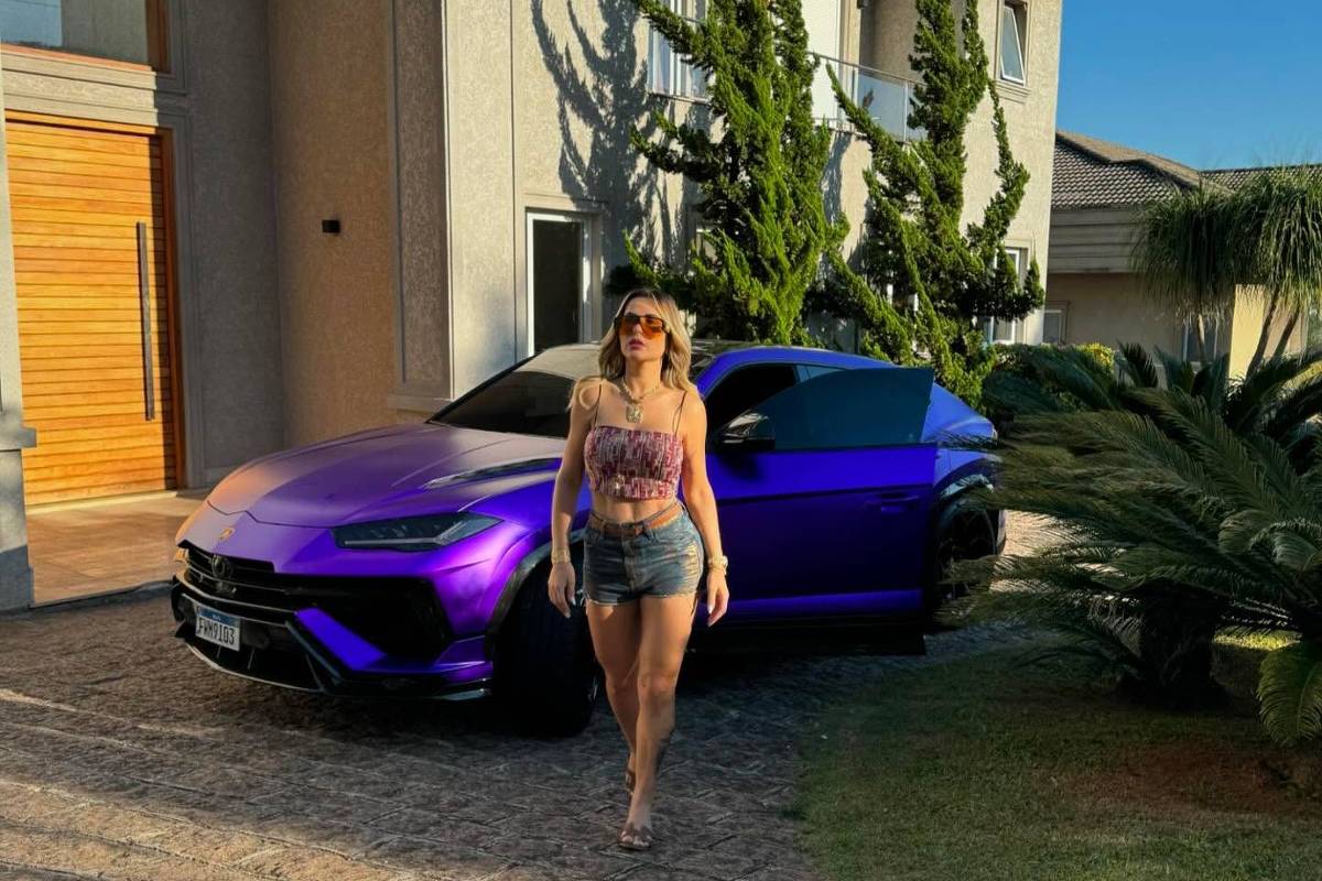Deolane Bezerra em frente a uma Lamborghini Urus Performante roxa