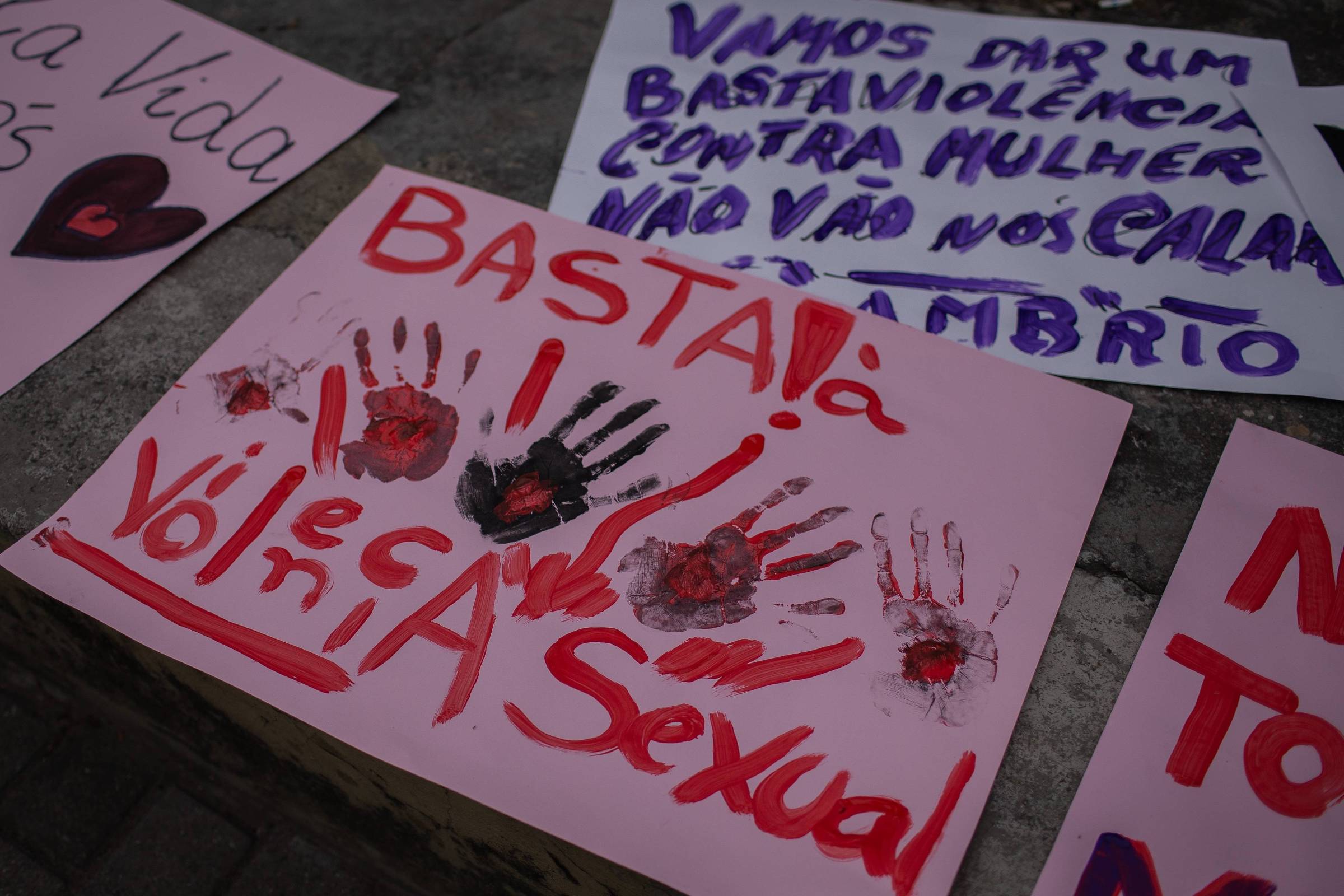 Cartazes em ato pelo fim da violência contra as mulheres
