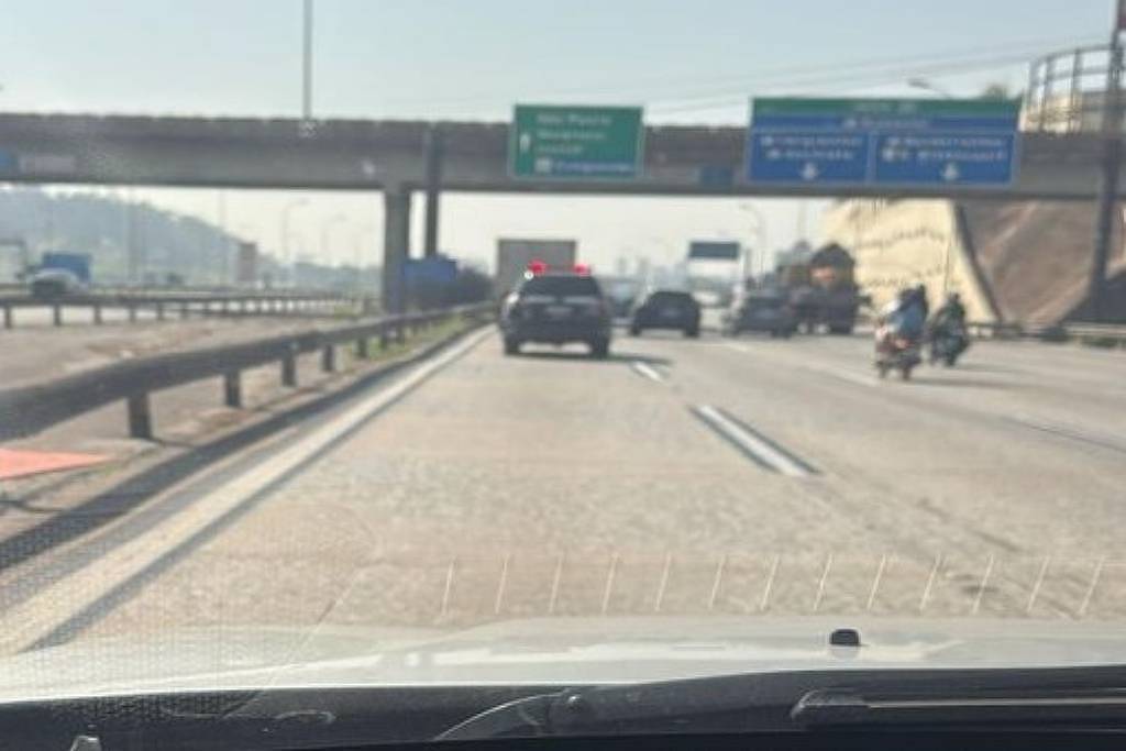 Viatura da Polícia Civil em suposta escolta de carga contrabandeada