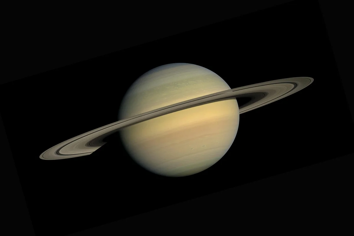 Saturno com seus anéis vistos no espaço