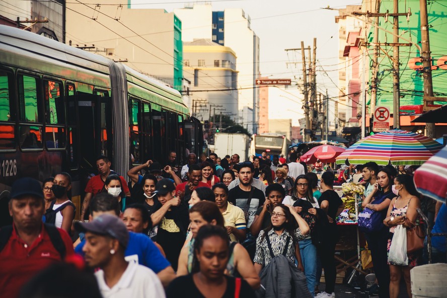 Pessoa olhando para trás em ambiente externo