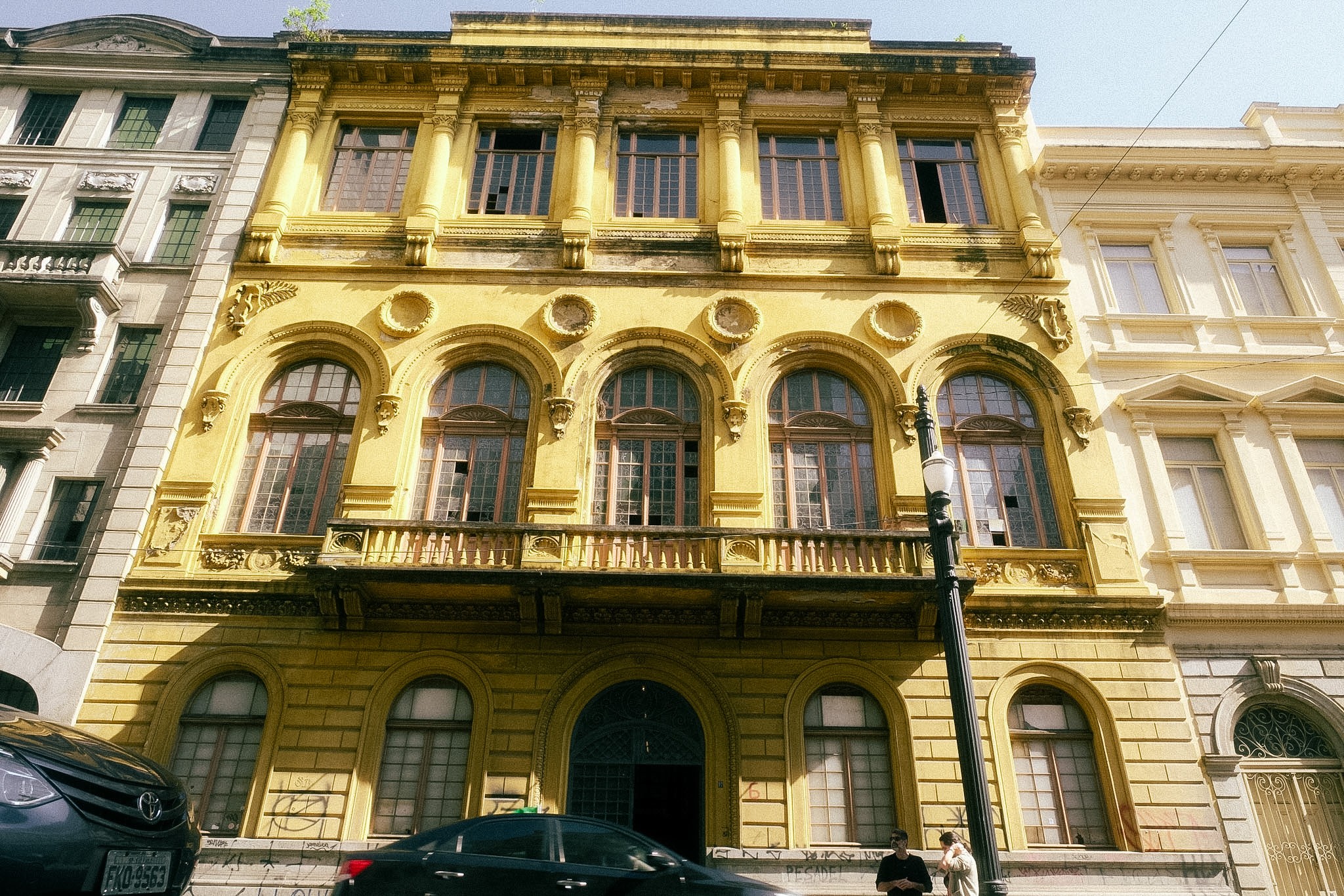 Fachada de prédio amarelo histórico na Rua Roberto Simonsen, no Centro de São Paulo
