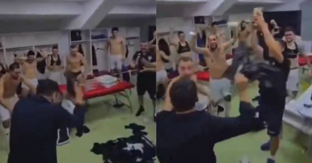 Ardian Bardhi distribui dinheiro aos jogadores do Dinamo City no vestiário