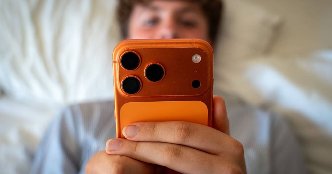 Jovem usa celular