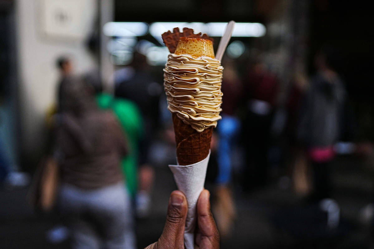 Sorvete de pudim em cone com minipudim caramelizado no topo