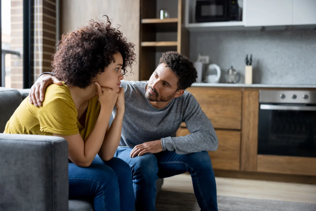 Casal conversa em ambiente interno