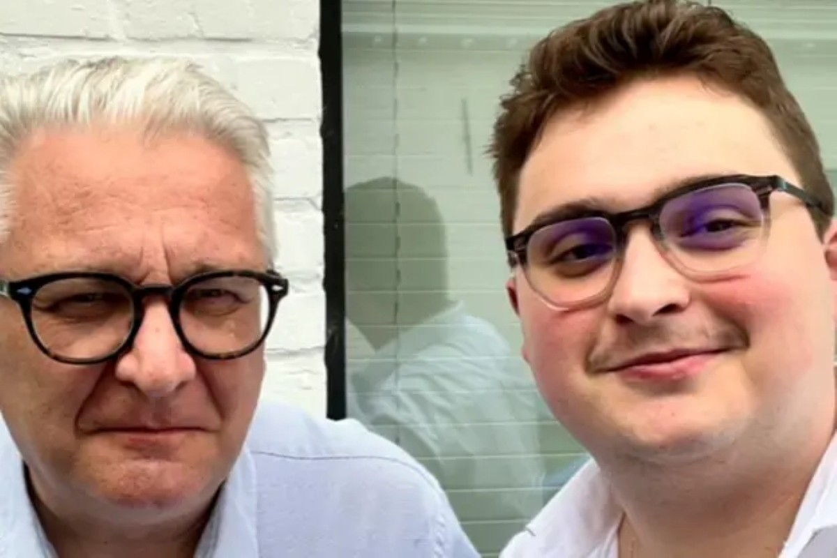 Clément Vandenkerckhove ao lado do príncipe Laurent da Bélgica