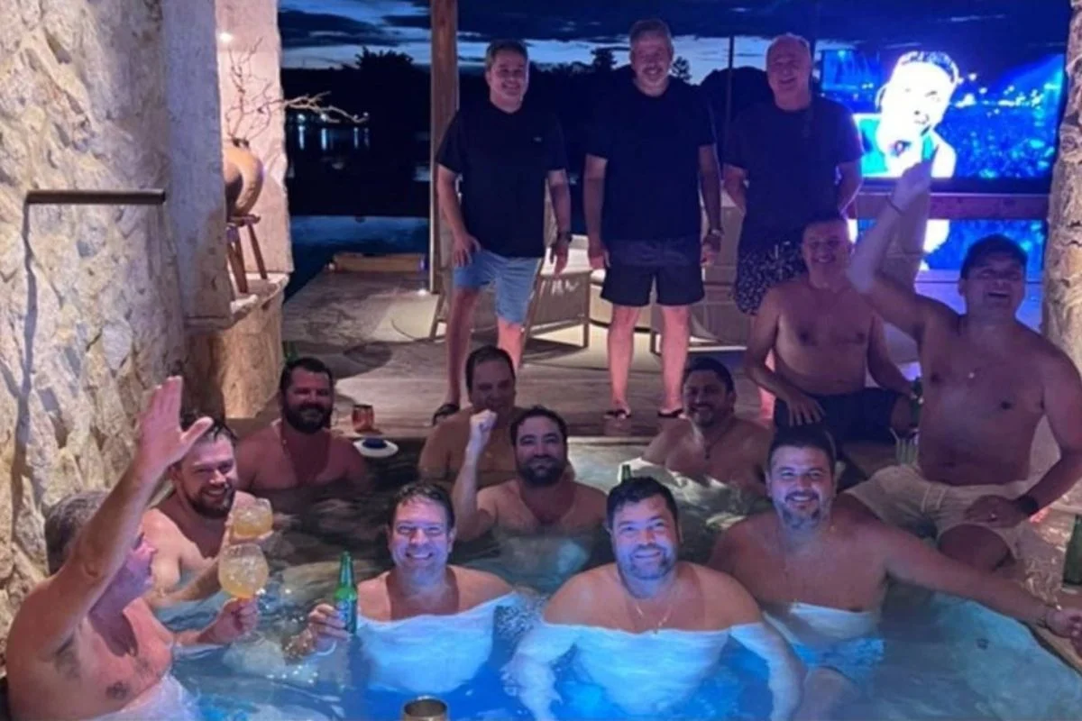 Alexandre Ramagem em foto com políticos em piscina