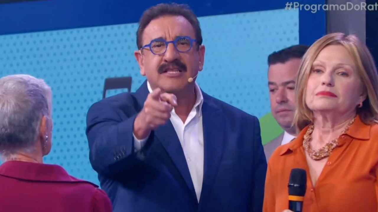 Ratinho aponta o dedo para a câmera durante programa do SBT