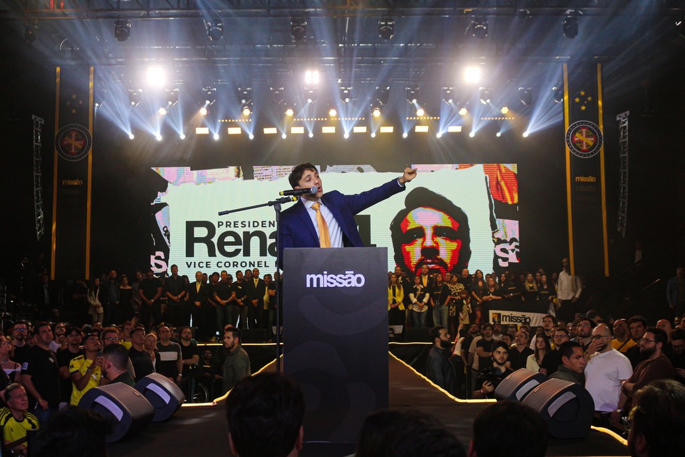 Renan Santos durante discurso no Congresso Nacional do partido Missão