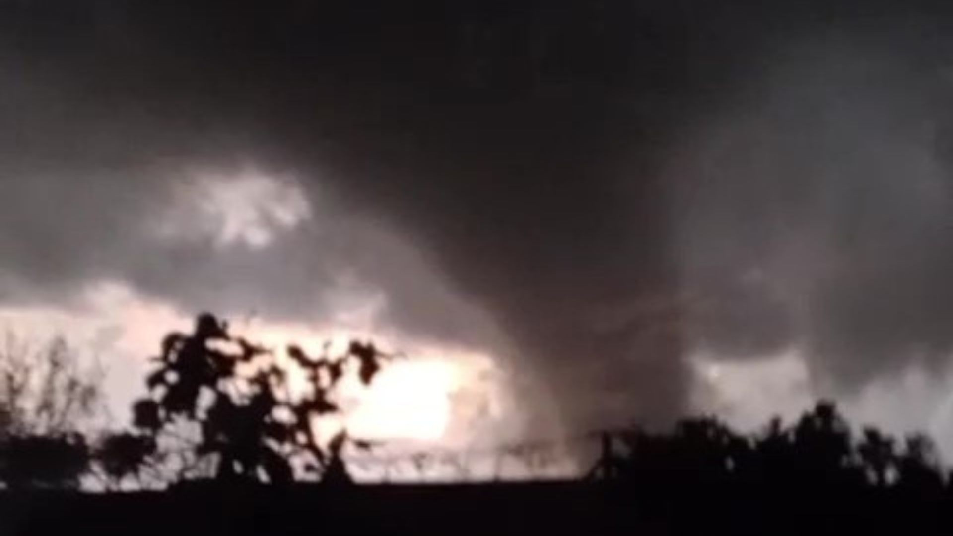Tornado se forma sob nuvens de tempestade no Rio Grande do Sul