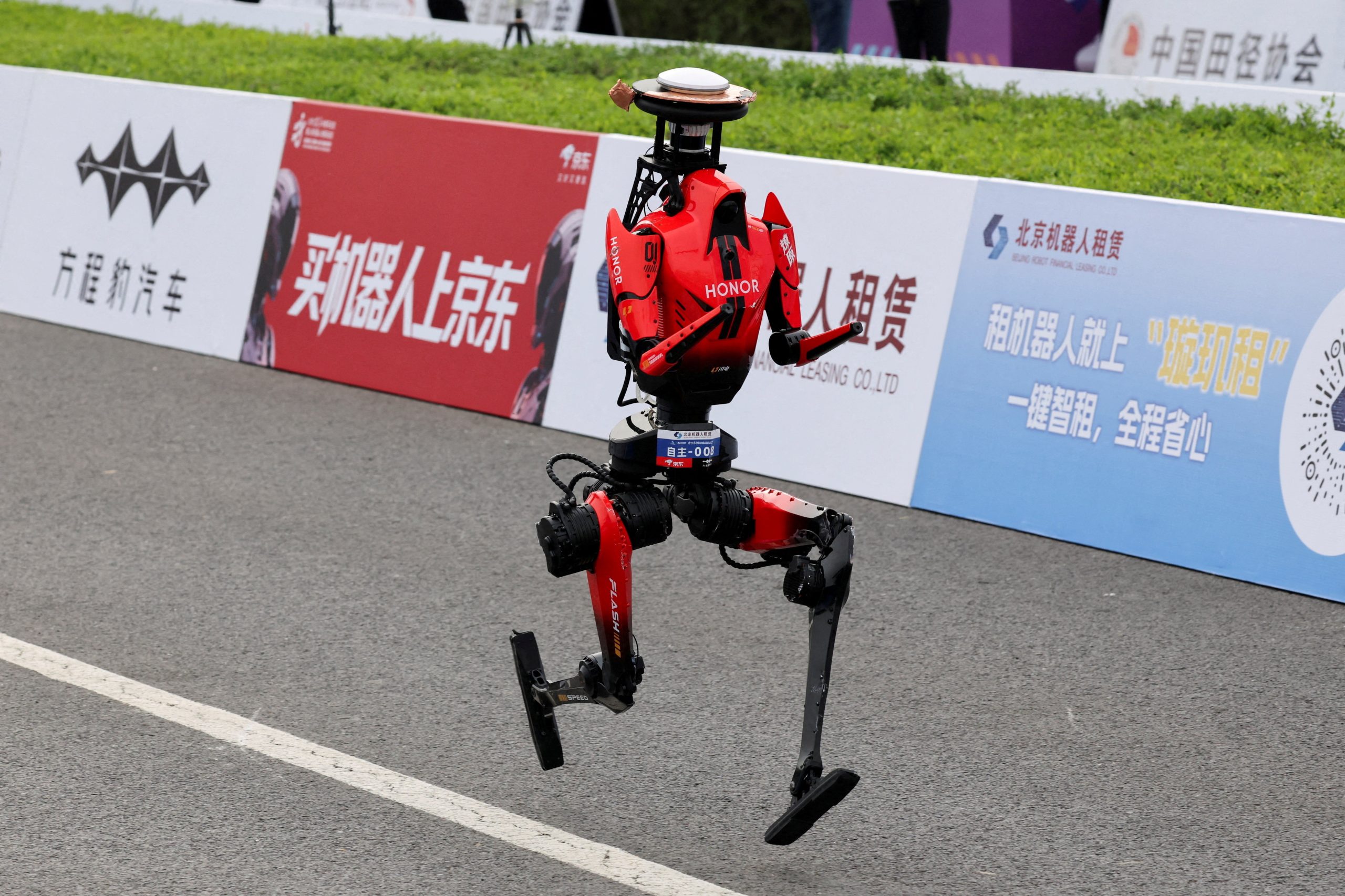 Robô humanoide Honor Lightning corre após cruzar a linha de chegada em Pequim