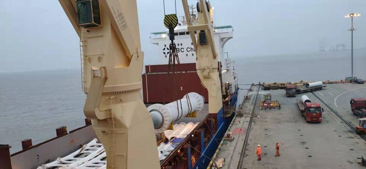 Peças metálicas da roda-gigante embarcadas em porto da China