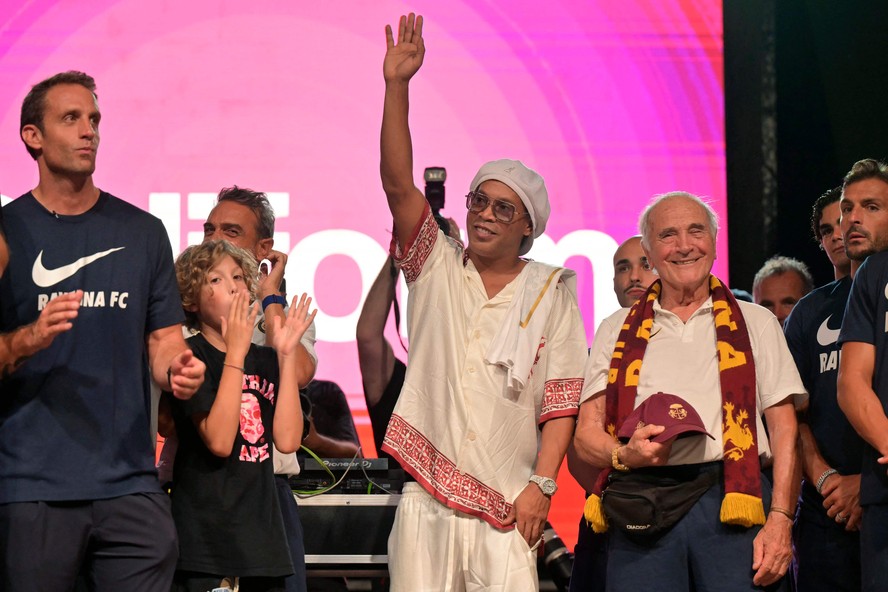 Ronaldinho Gaúcho acena para torcedores durante apresentação pelo Ravenna