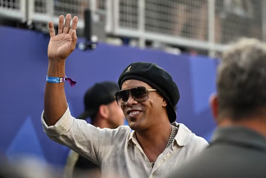 Ronaldinho Gaúcho acena antes de partida da seleção brasileira