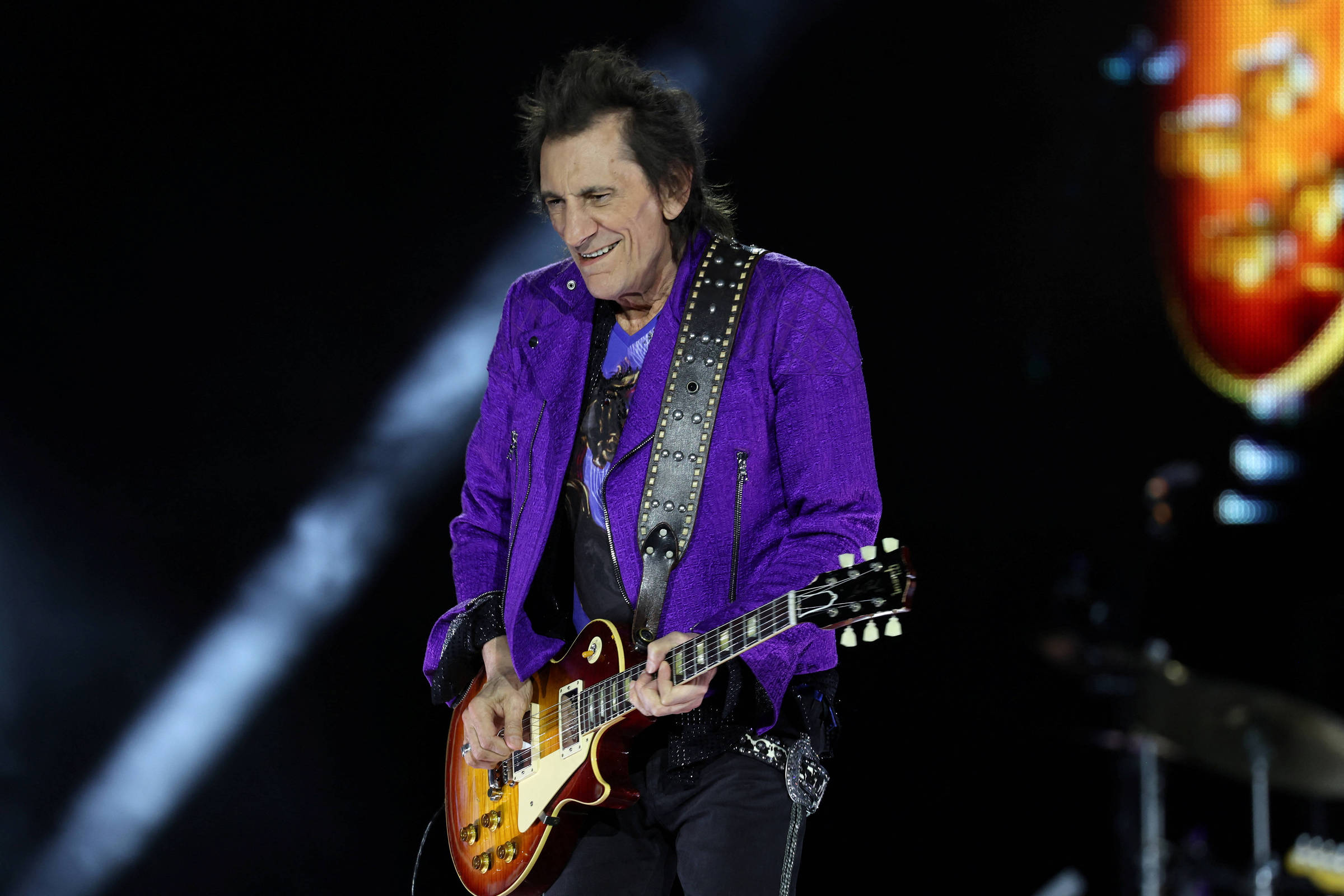 Ronnie Wood toca guitarra durante apresentação