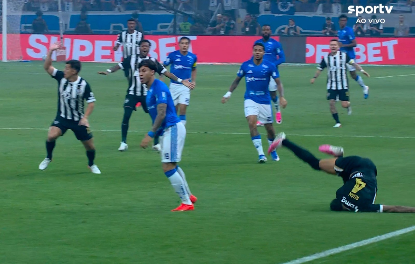 Ruan cai no gramado após disputa pelo alto com Kaio Jorge