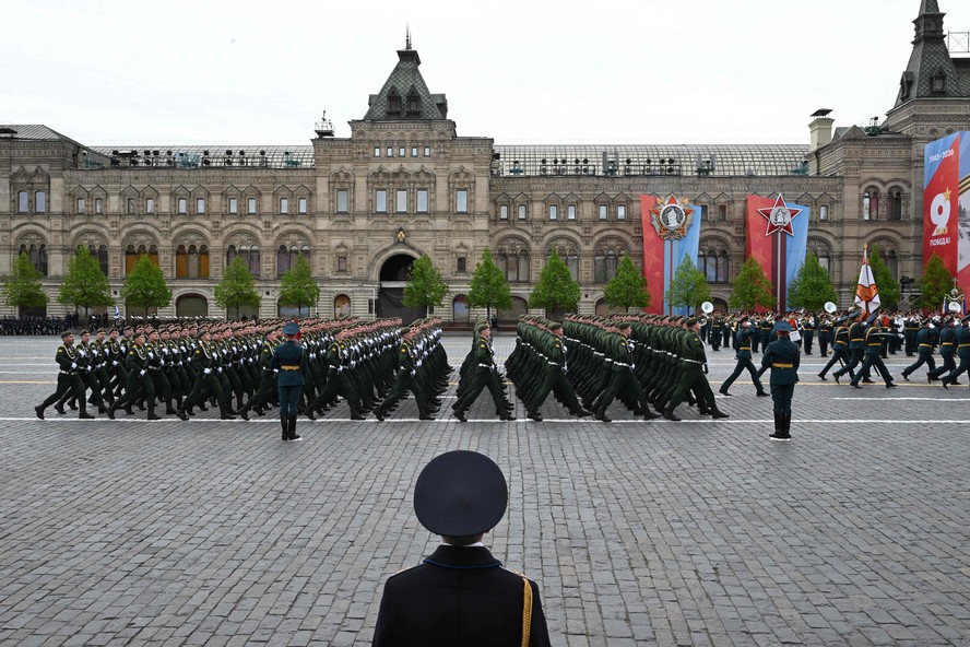 Militares russos marcham na Praça Vermelha, em Moscou