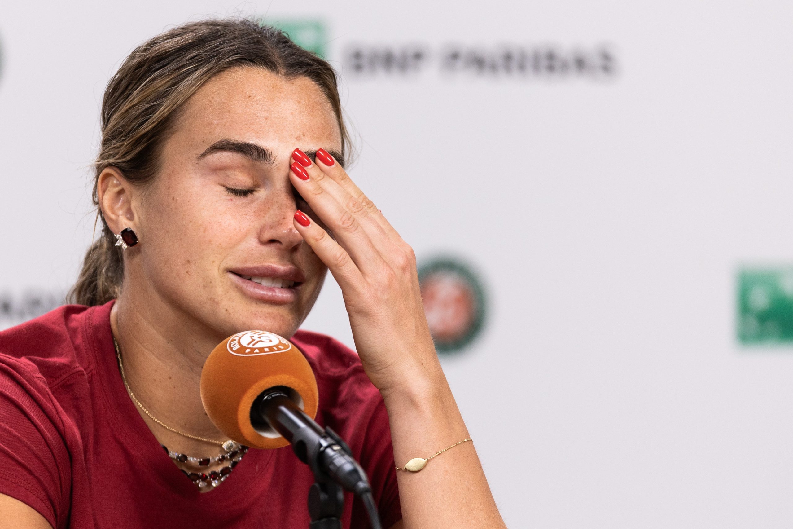 Aryna Sabalenka lamenta derrota em Roland Garros