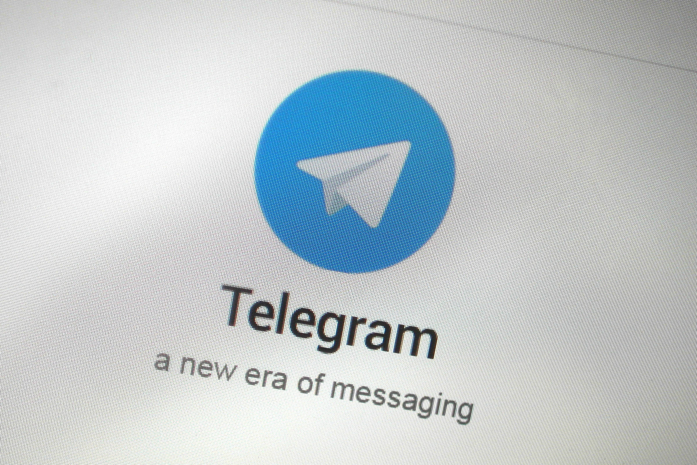 Logotipo do Telegram em tela azul