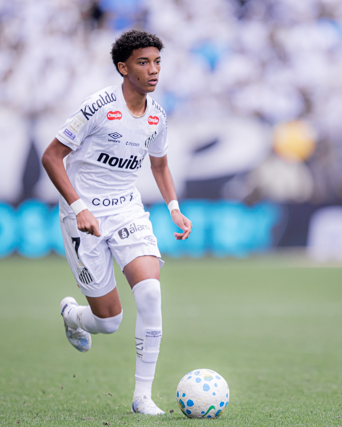 Robinho Jr. com uniforme do Santos
