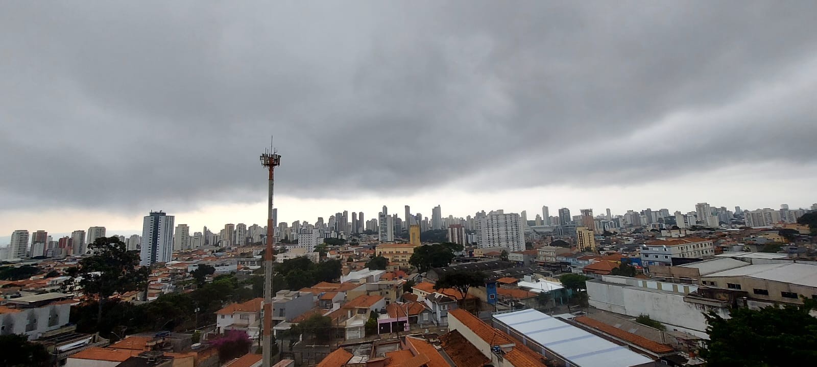 Céu carregado sobre São Paulo durante mudança no tempo