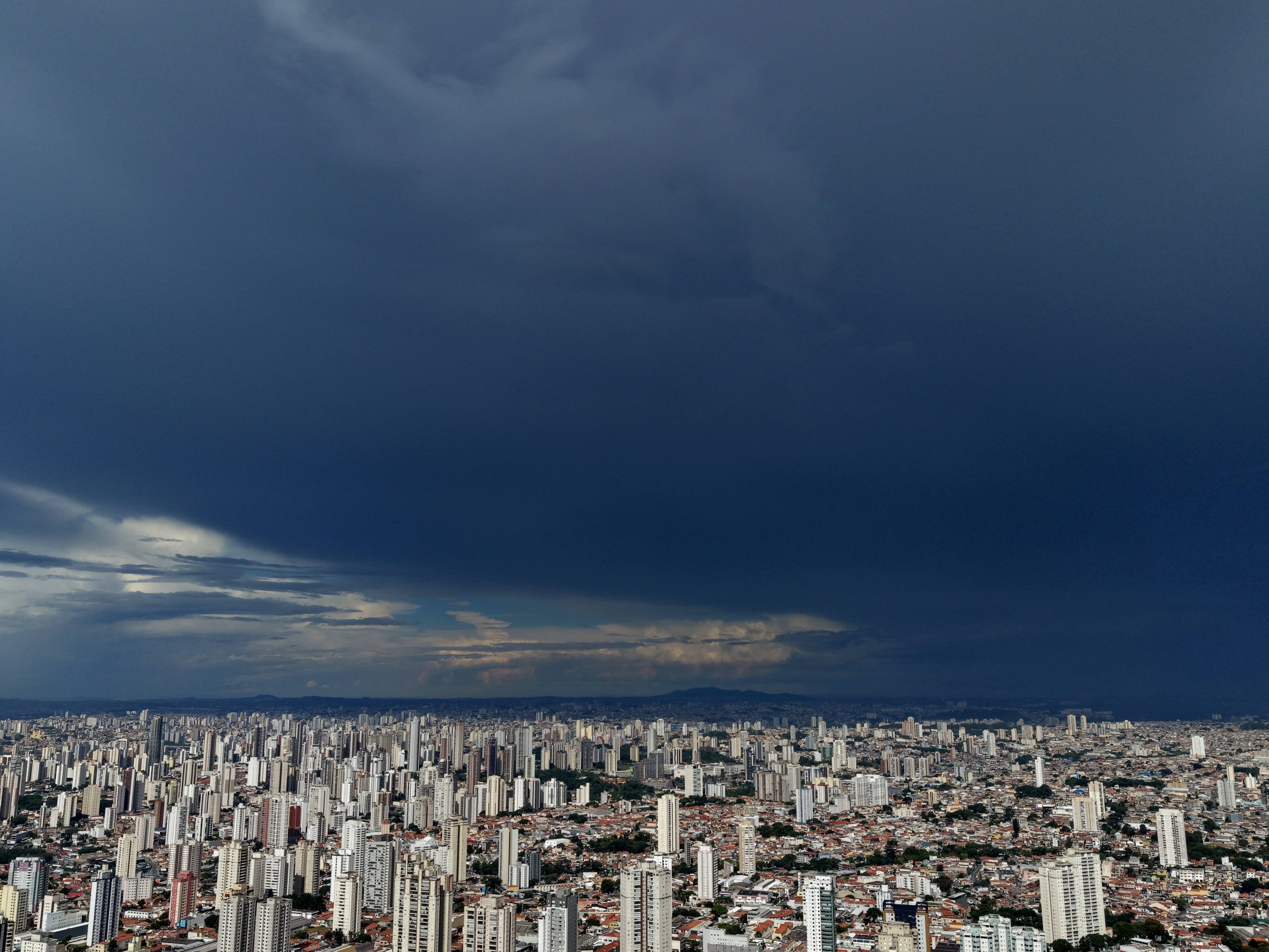 Nuvens escuras e carregadas sobre a zona leste de São Paulo