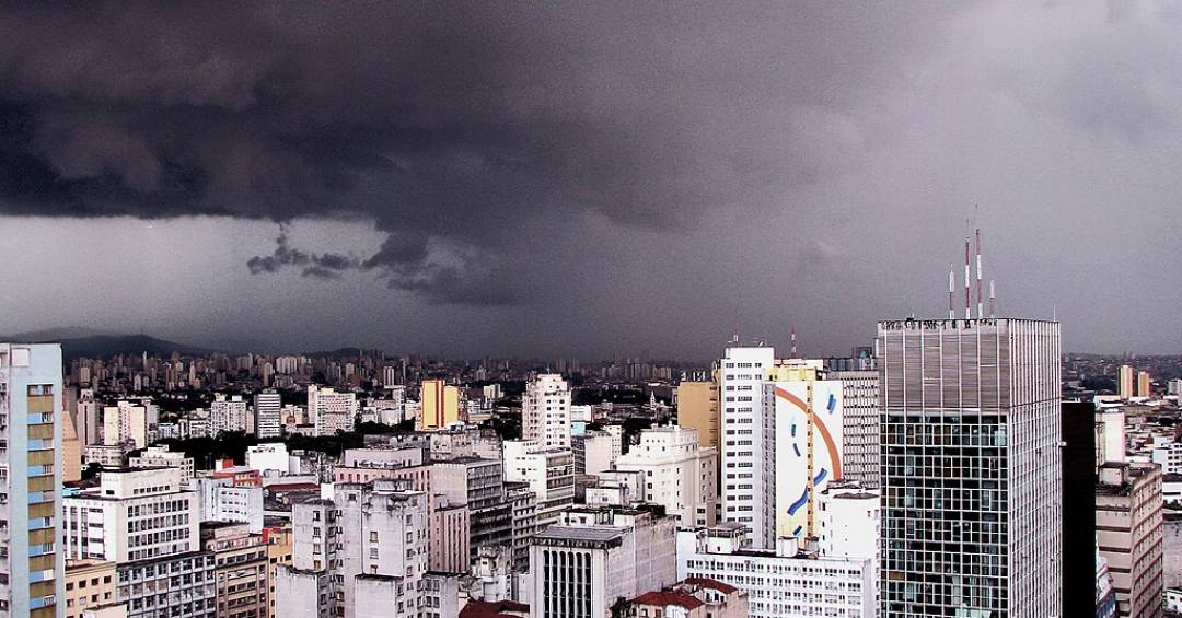 Vista urbana de São Paulo sob céu nublado