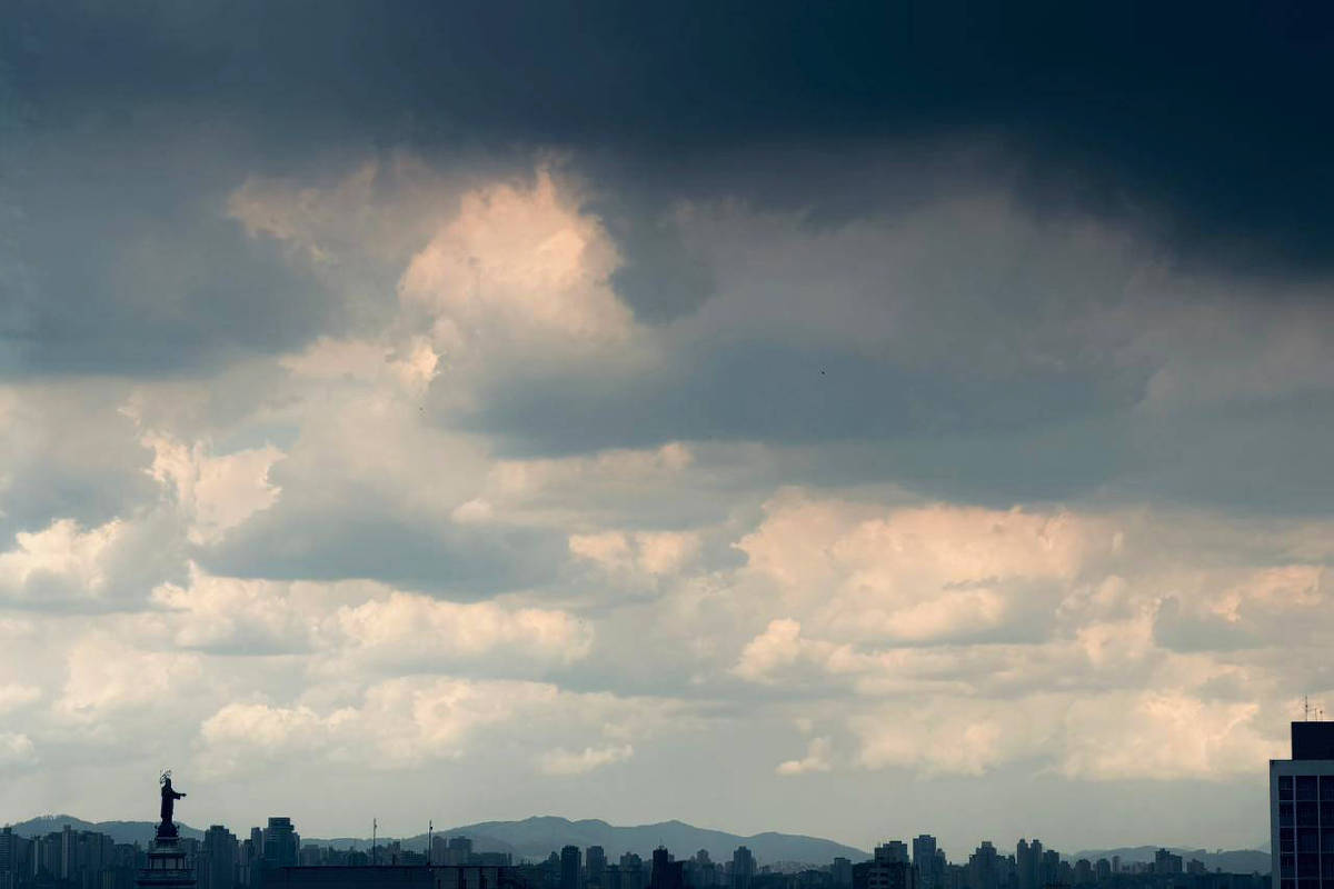 Nuvens carregadas sobre a região central de São Paulo