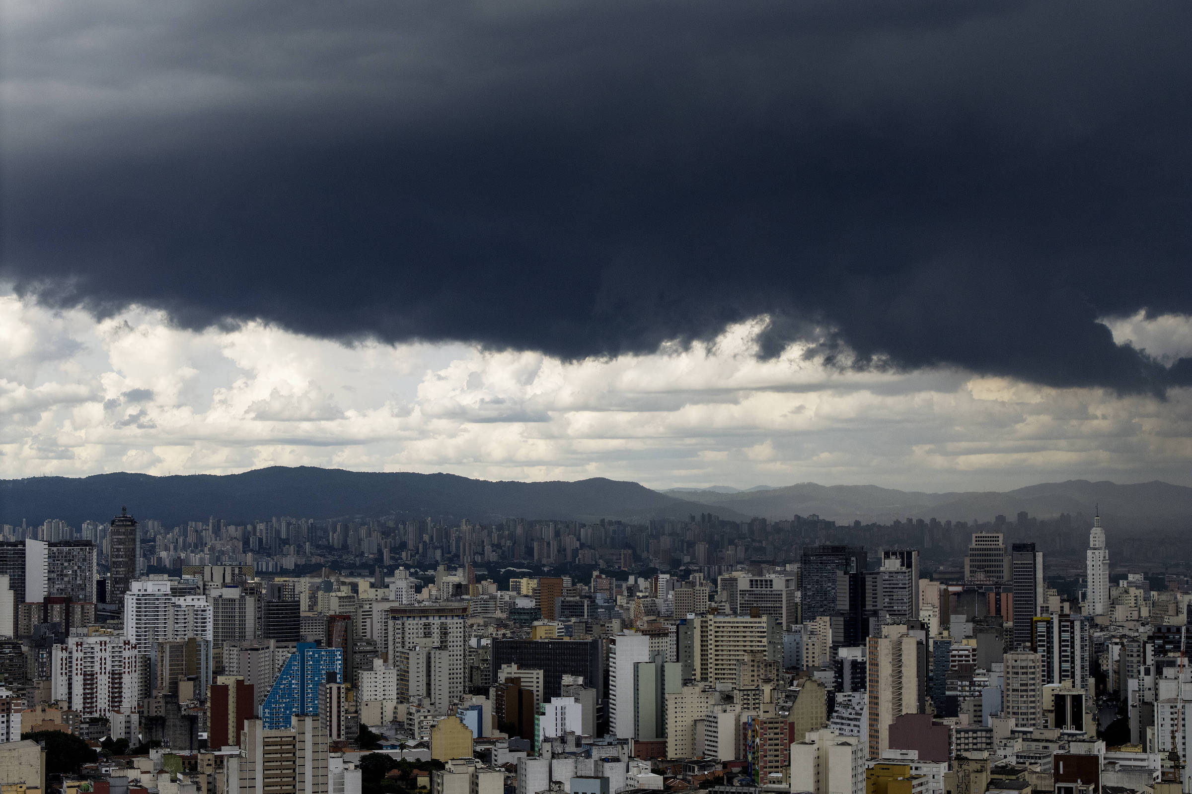 Nuvens carregadas sobre o centro de São Paulo