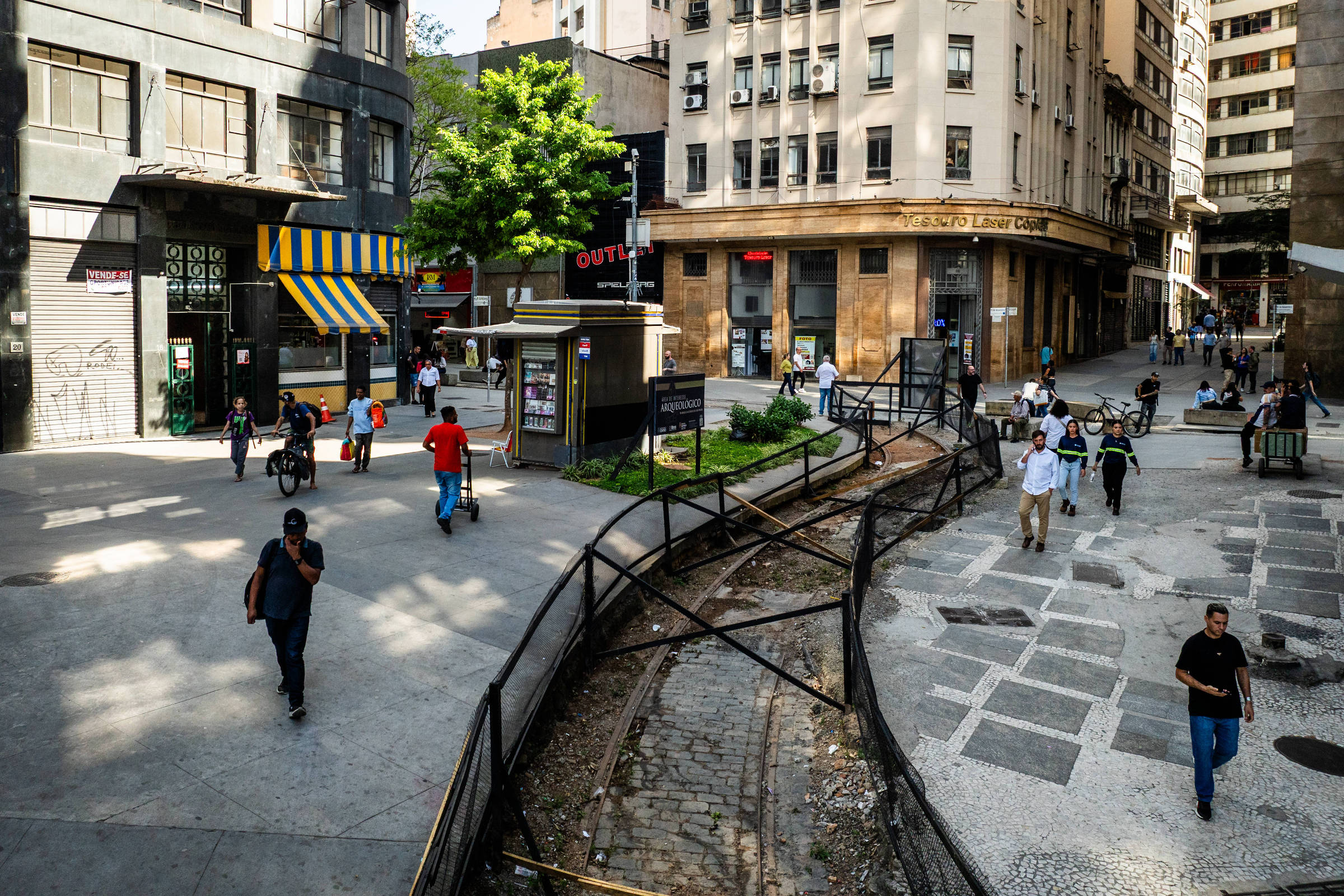 Trilhos de bonde cercados na ladeira da rua General Carneiro, no centro de São Paulo