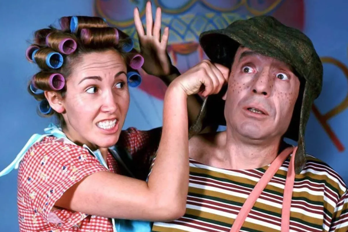 Dona Florinda puxa a orelha de Chaves