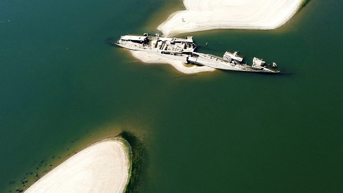 Casco de navio alemão da Segunda Guerra Mundial exposto no rio Danúbio