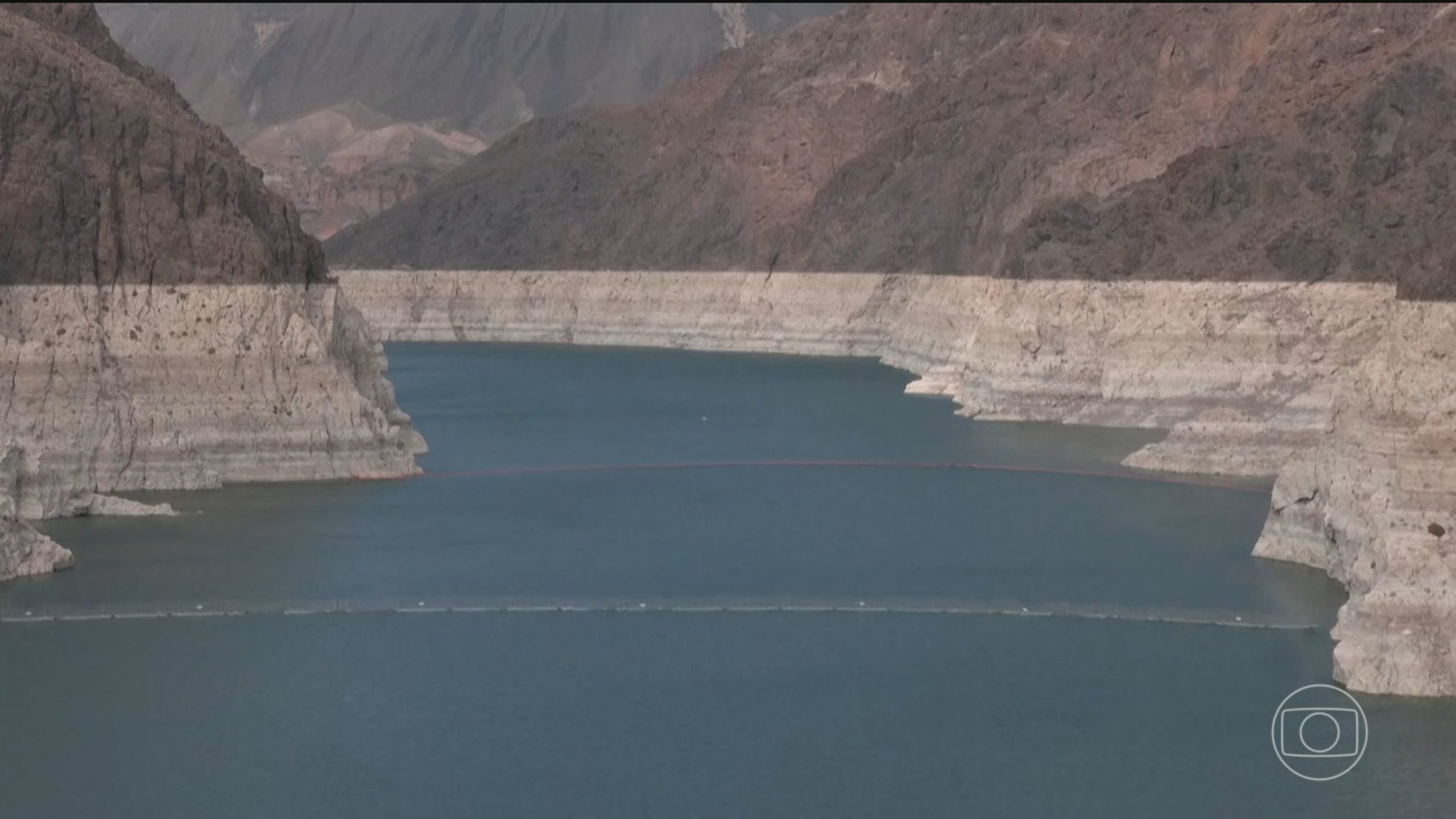 Margem seca do Lago Mead com marca do antigo nível da água no cânion