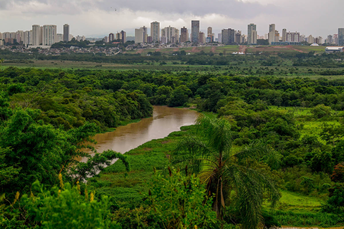 Rio Paraíba do Sul próximo a São José dos Campos, em São Paulo