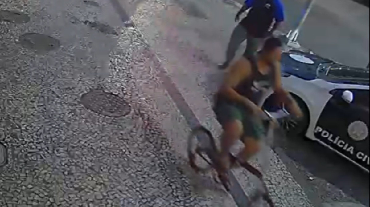 Davi Santos Machado chega à delegacia em uma bicicleta