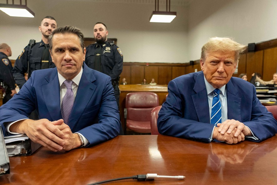 Donald Trump ao lado de Todd Blanche