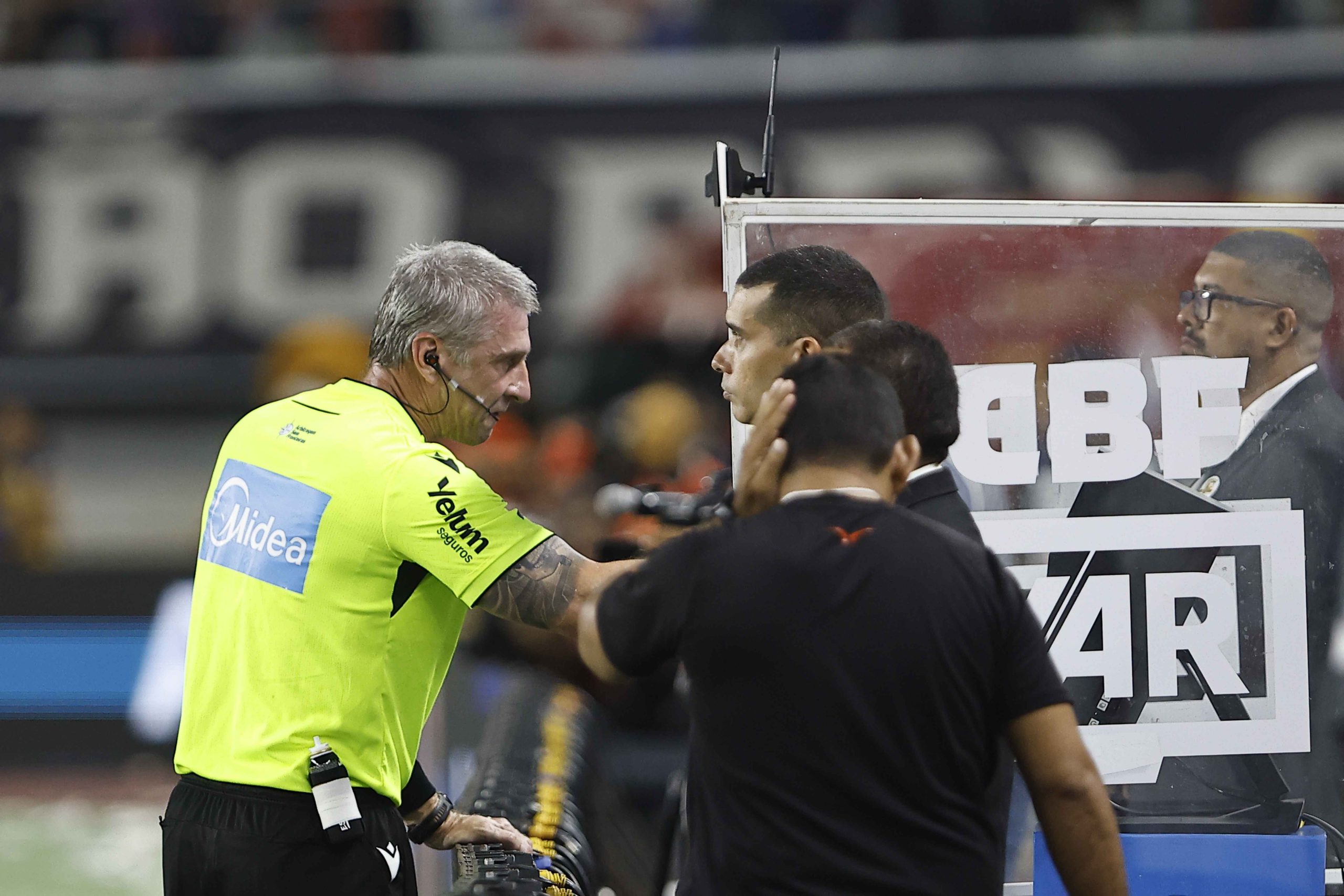 Anderson Daronco consulta o VAR durante partida