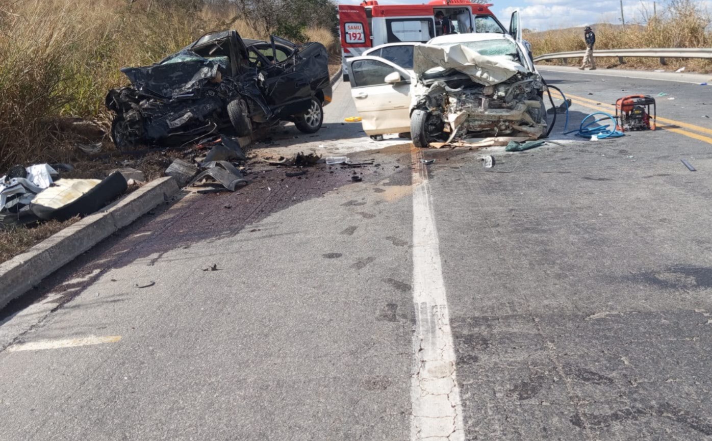 Carros envolvidos em colisão frontal na BR-251, em Salinas