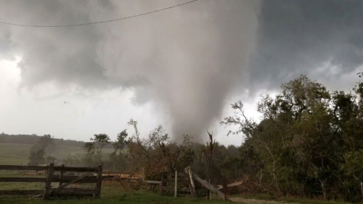 Tornado no céu em Piraí do Sul, no Paraná