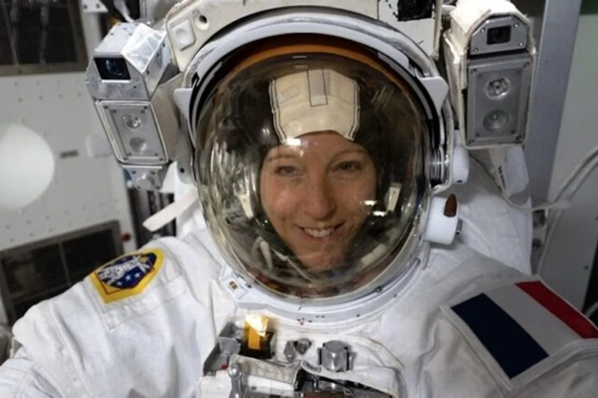 Astronauta Sophie Adenot com traje espacial